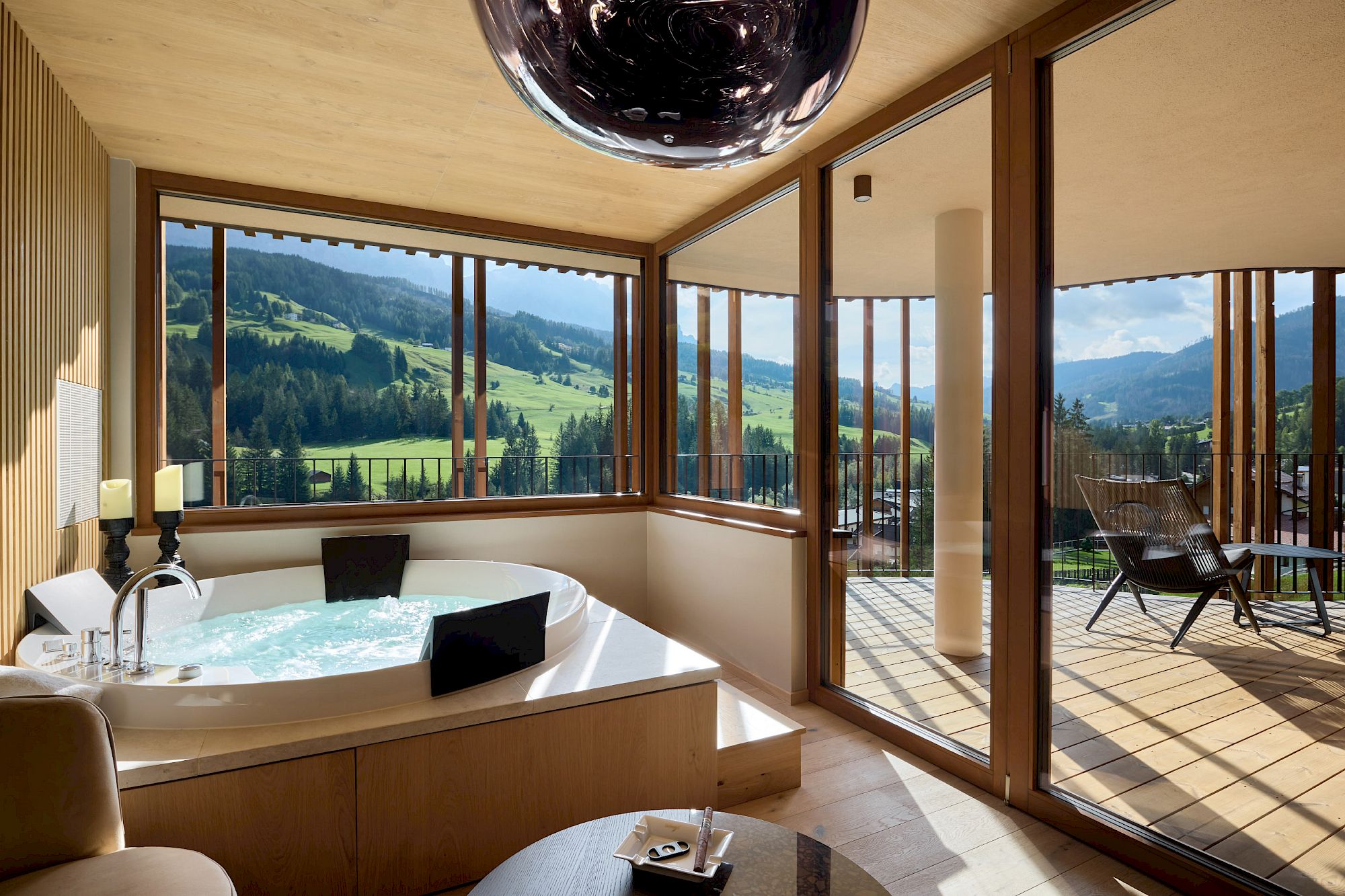 Whirlpool in der Cigar Suite des Hotel Badia Hill mit Blick auf die Berge