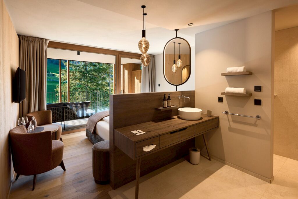 Zimmer Pralina im Hotel Badia Hill mit offenem Bad und Blick ins Grüne
