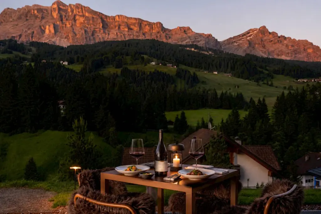 Weinabend auf der Terrasse vor den Dolomiten