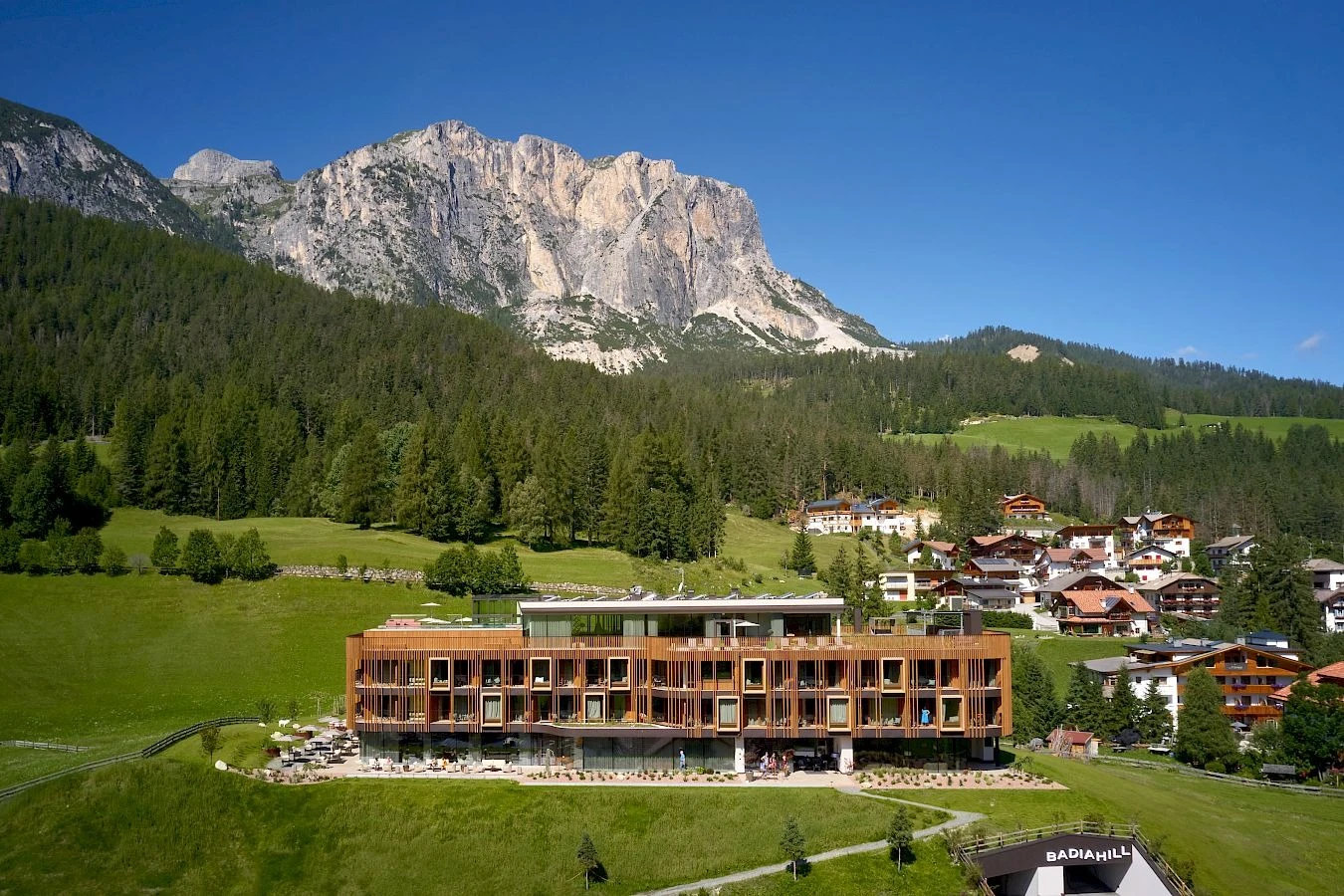 Hotel Badia Hill im Sommer vor den Dolomiten