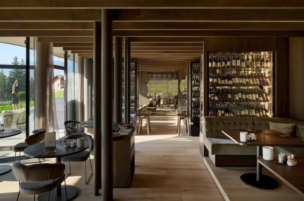 Bistro Badia Hill mit Weinwand