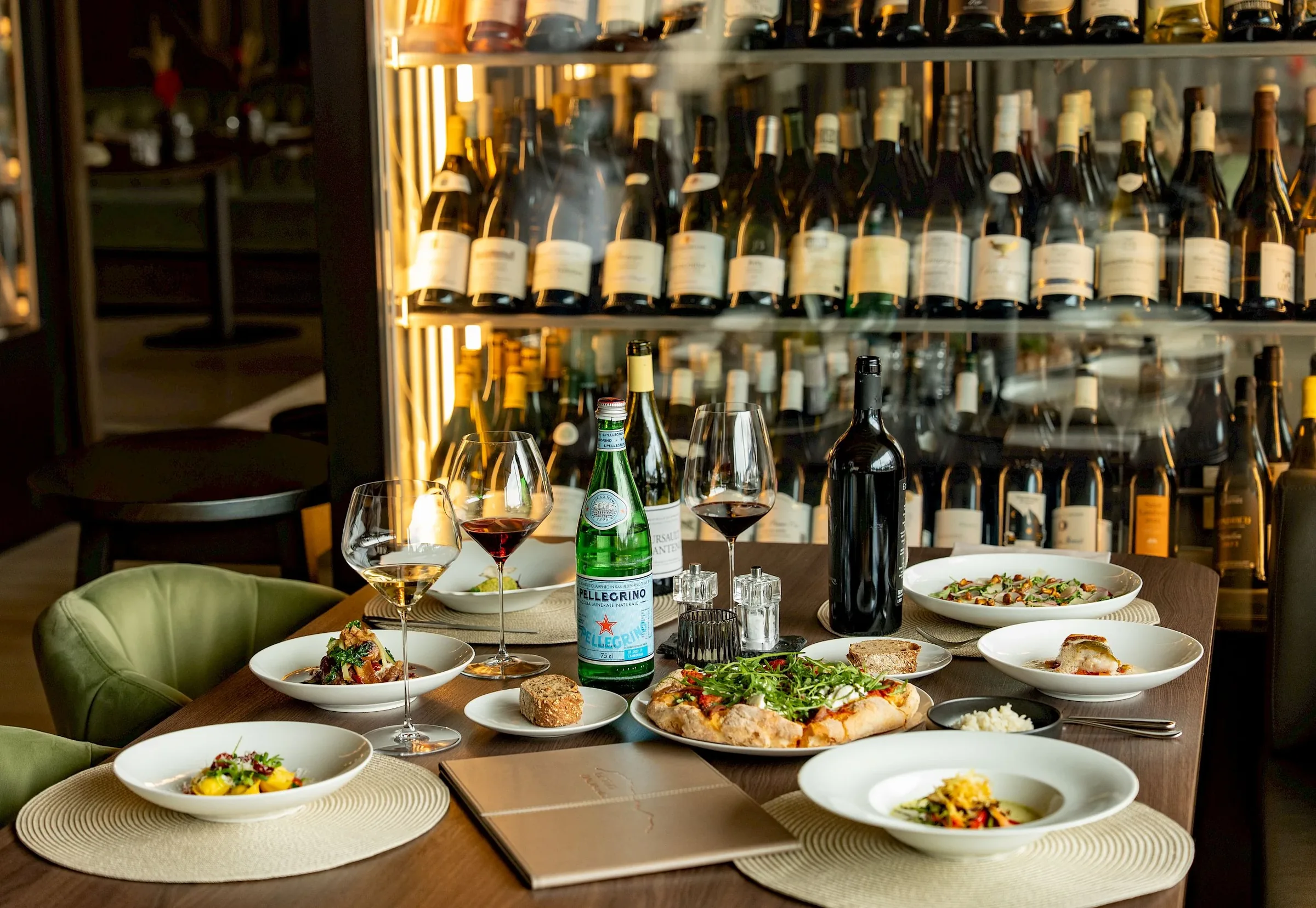 Weinwand und Gerichte im Bistro Badia