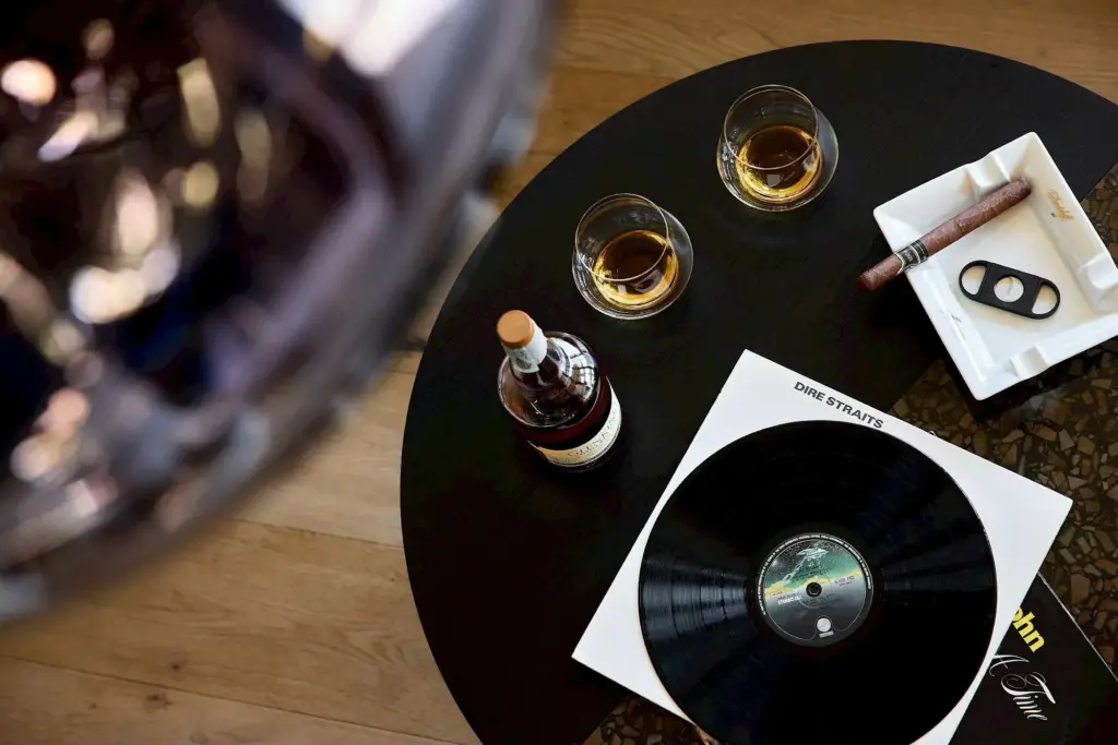 Plattenspieler, Whisky und Zigarre in der Cigar Suite