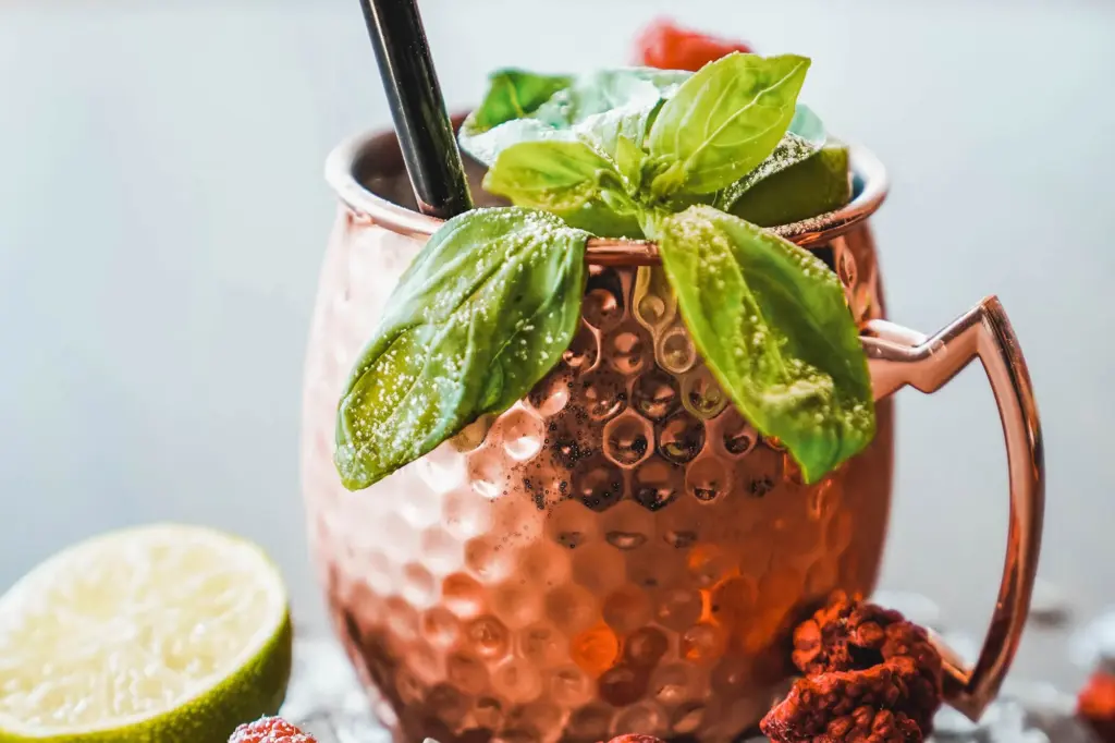 Cocktail im Kupferbecher