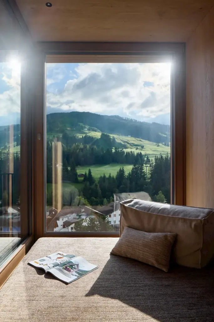 Fensterplatz mit Blick ins Tal