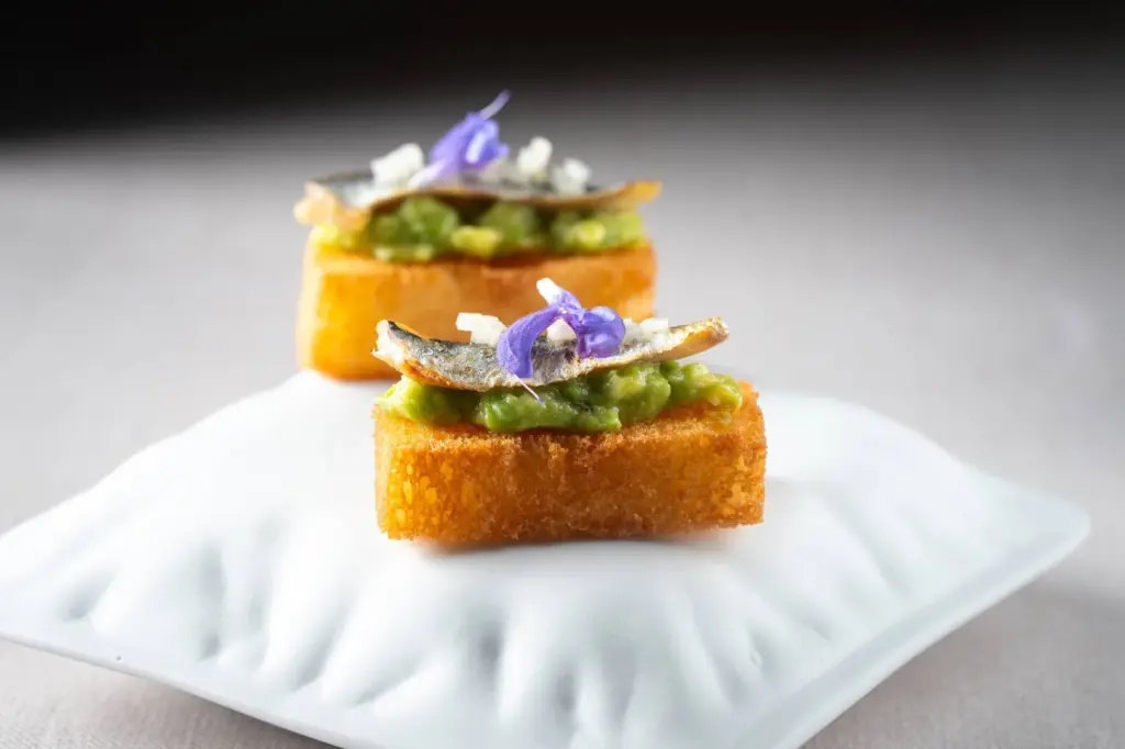 Amuse-Bouche auf weißem Porzellan