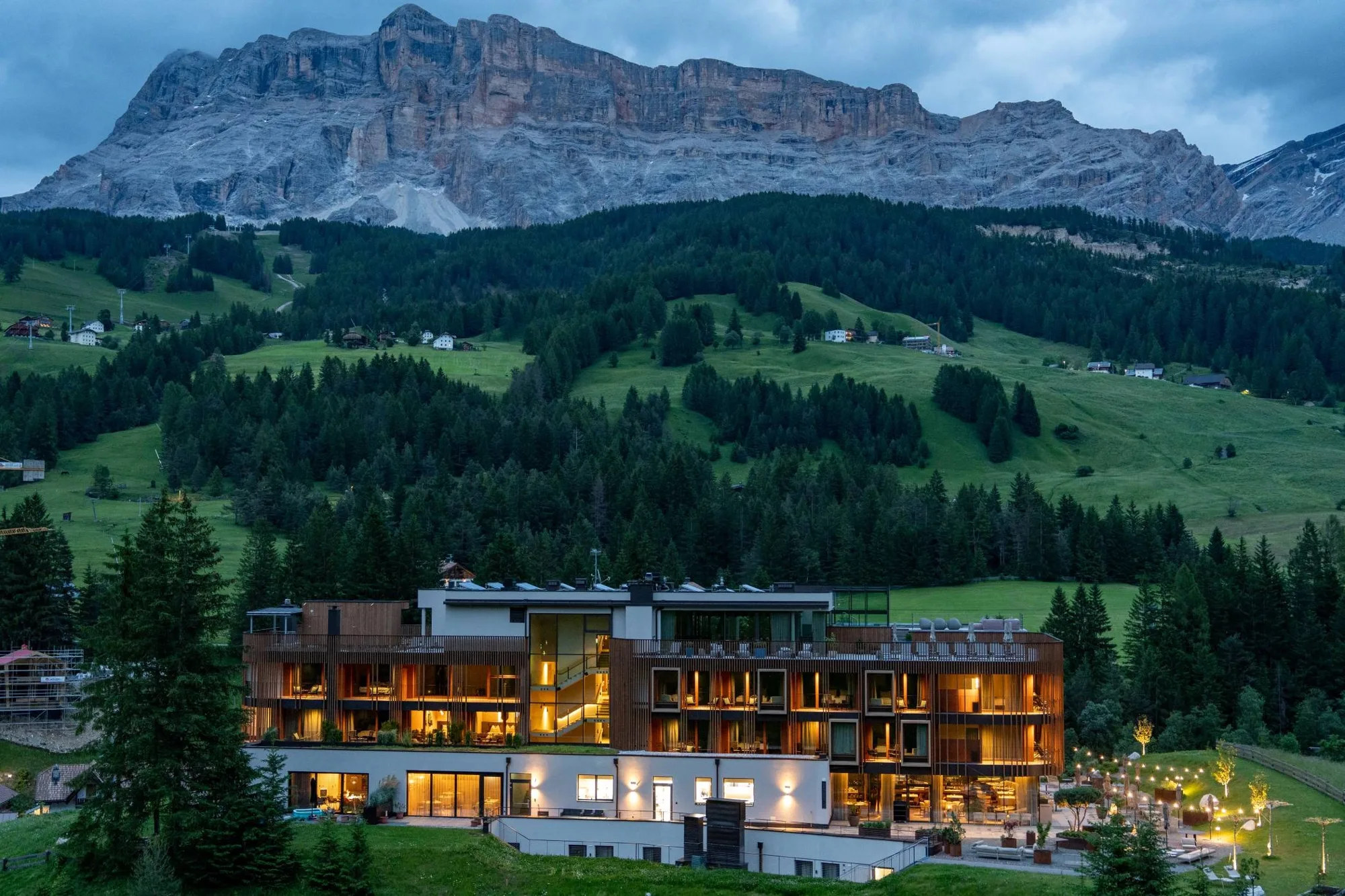 Hotel Badia Hill am Abend vor den Dolomiten
