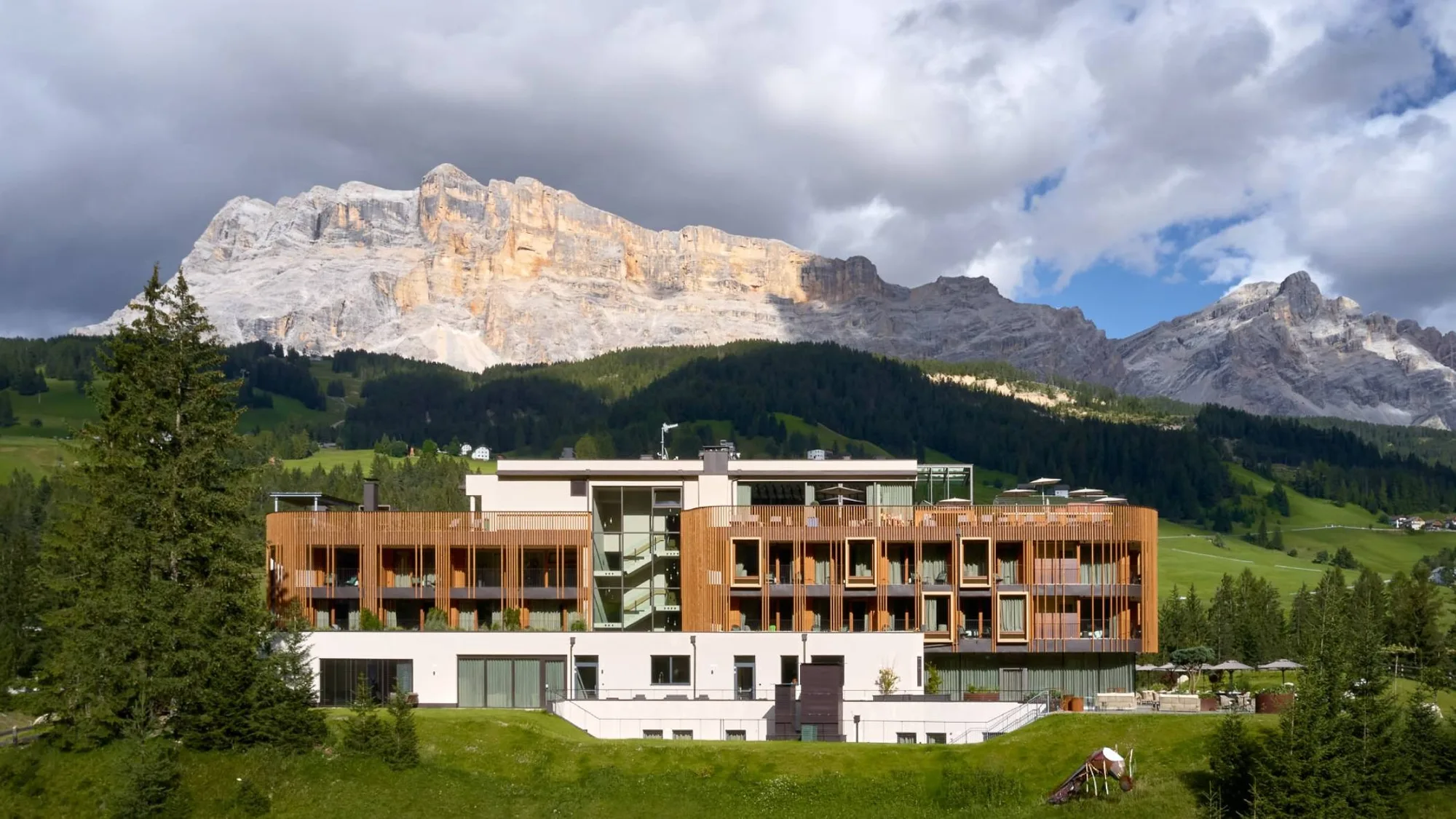 Hotel Badia Hill im Sommer vor den Dolomiten
