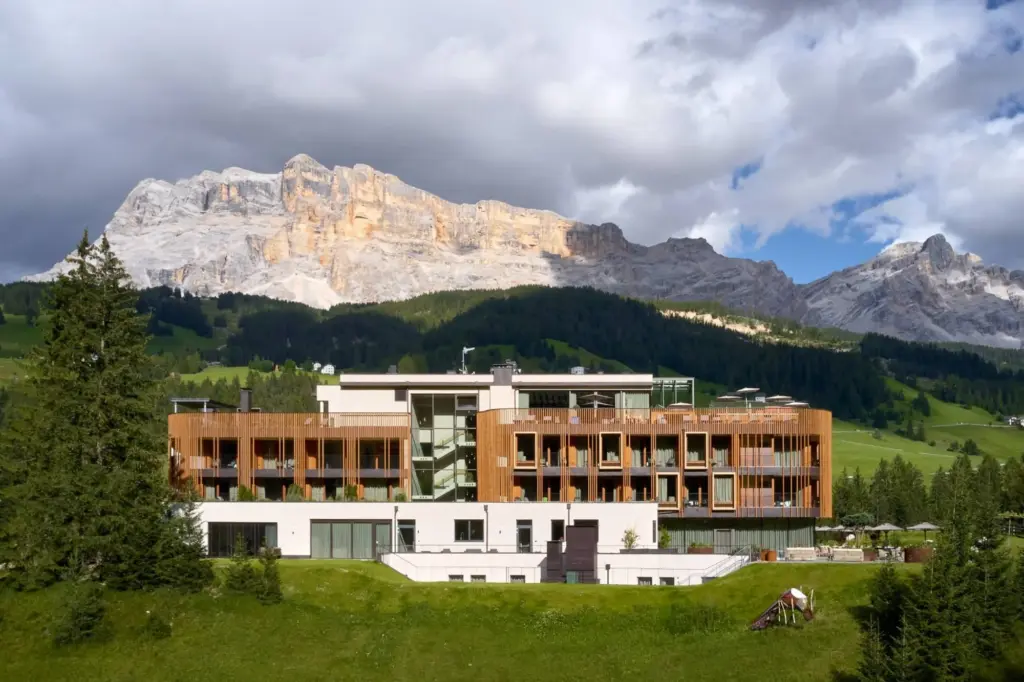 Hotel Badia Hill mit Dolomiten im Sommer