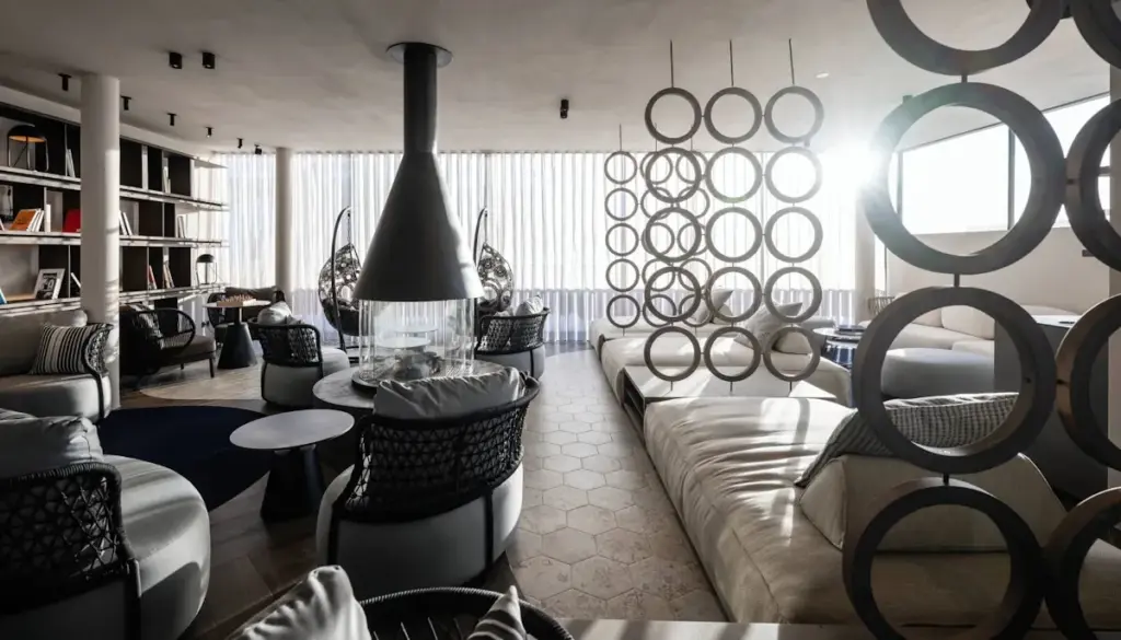 Lounge mit Kamin