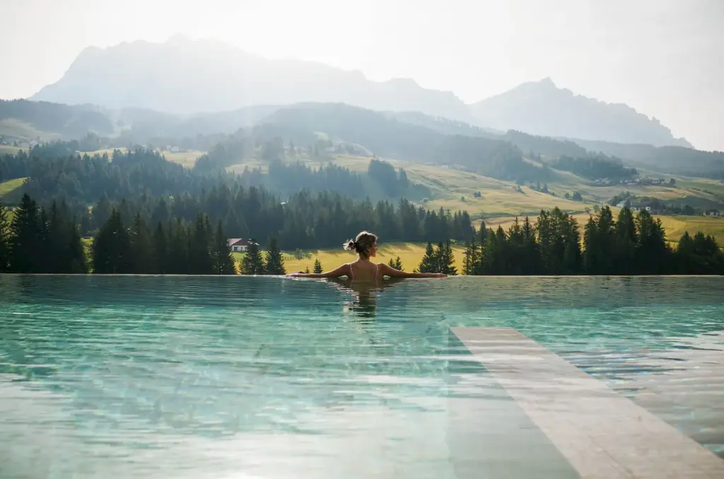 Infinity-Pool mit Dolomitenblick