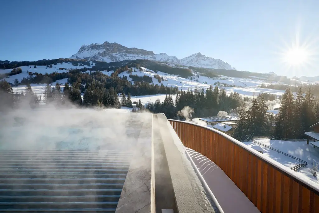 Dampfender Rooftop Pool im Winter