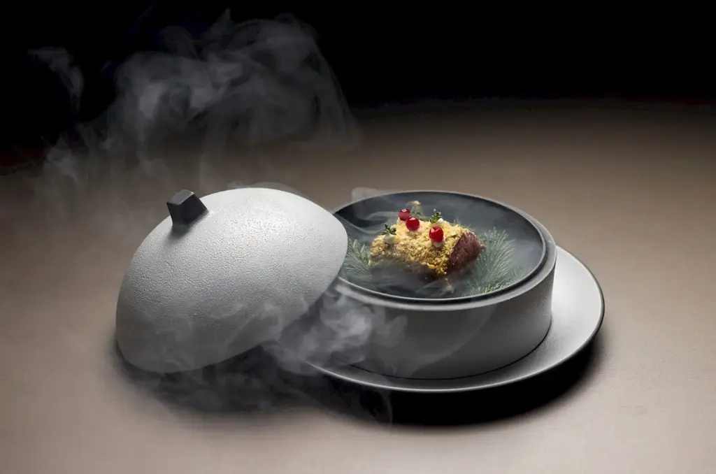 Gericht unter der Cloche im Ristorante Porcino