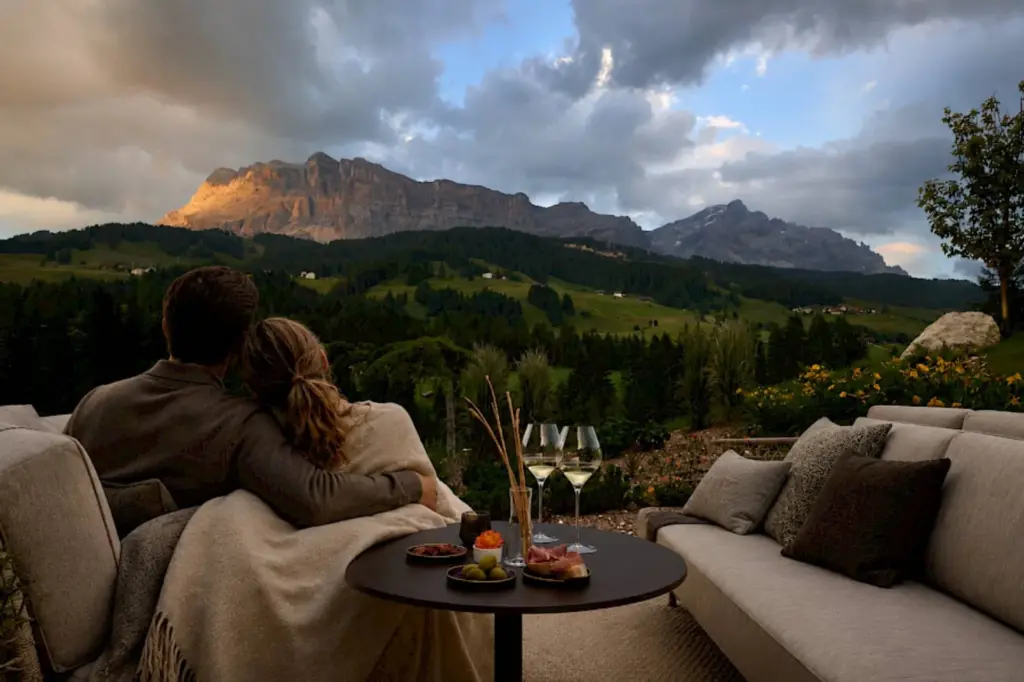 Paar auf der Terrasse mit Blick auf die Dolomiten