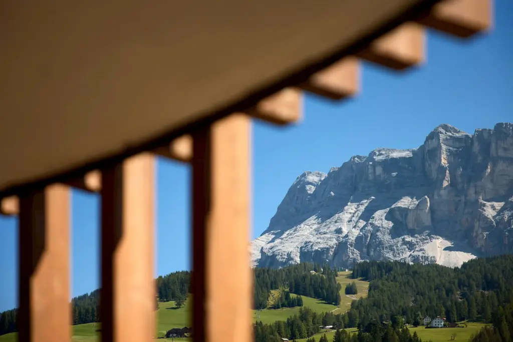 Blick vom Balkon der Sauna Suite auf den Heiligkreuzkofel