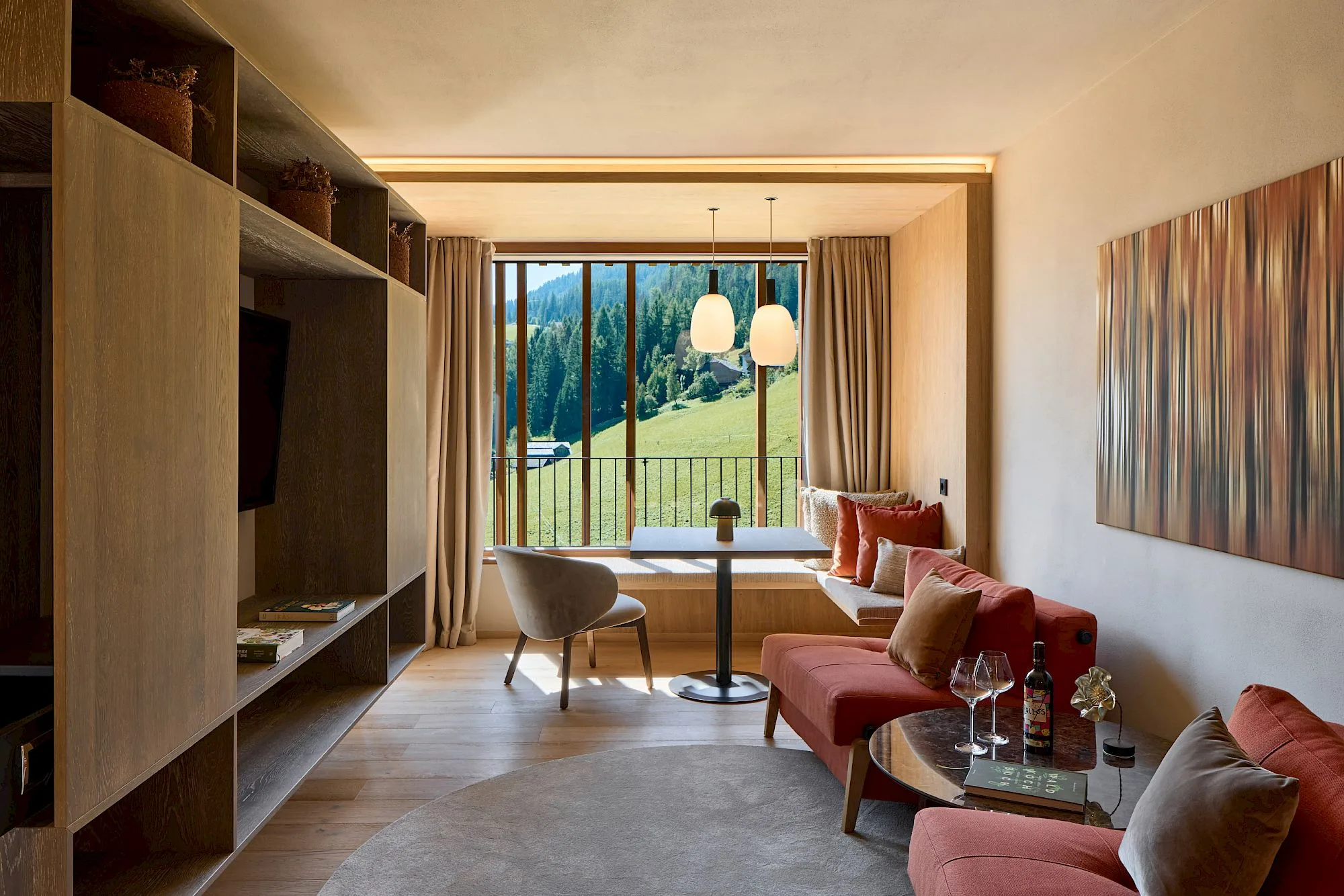 Wohnbereich der Sauna Suite mit Fensterplatz