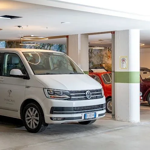 Hotel-Shuttle in der Garage