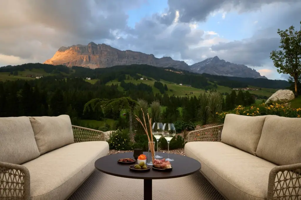 Lounge auf der Panoramaterrasse vor den Dolomiten